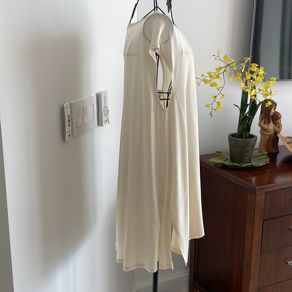 LONG BEIGE T-SHIRT WORN OVER LEGGINGS - Picture 4 of 6